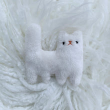 Load image into Gallery viewer, Ivory tiny cat with rusty nose
